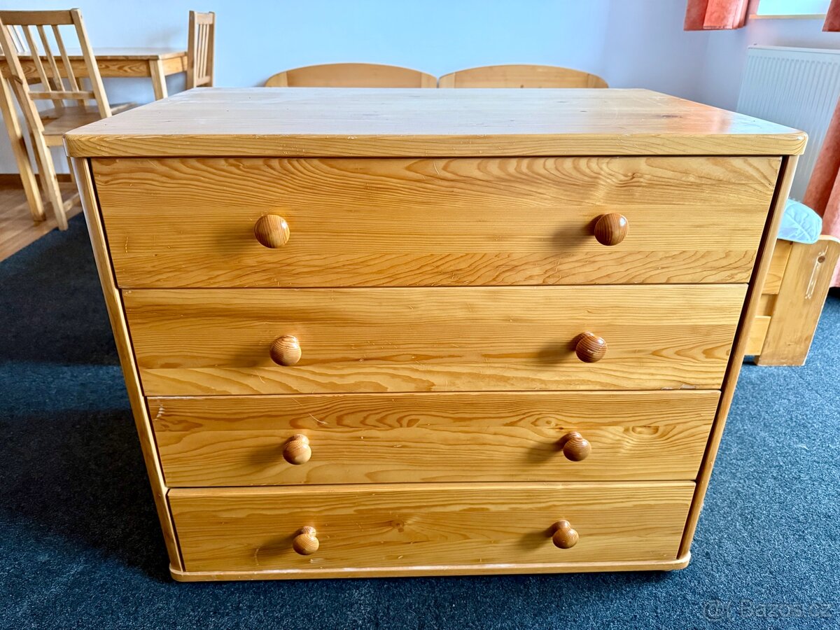 Komoda ze smrkového masivu.
