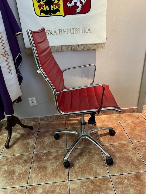 Kancelářská židle kožená červená