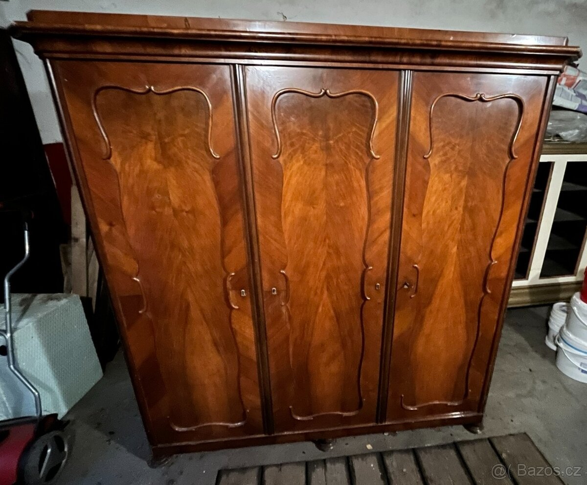 Šatní skříň biedermeier