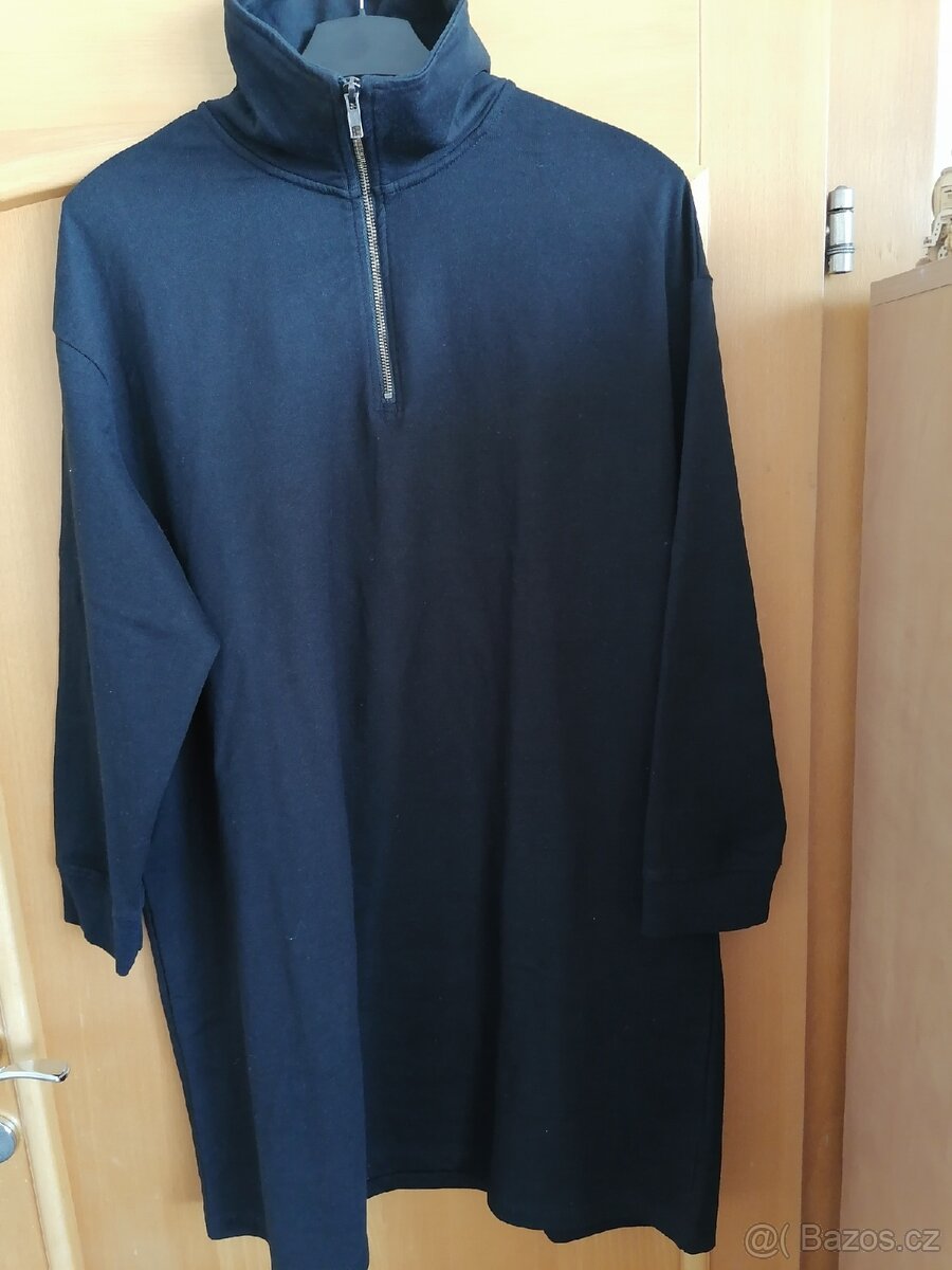 Delší černá mikina