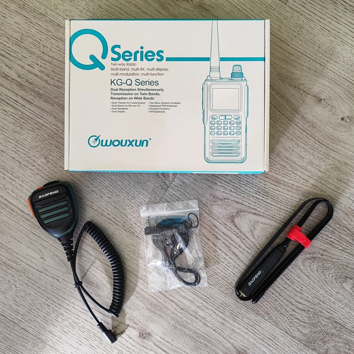Wouxun KG-Q330 + další anténa, mikrofon, headset – TOP stav