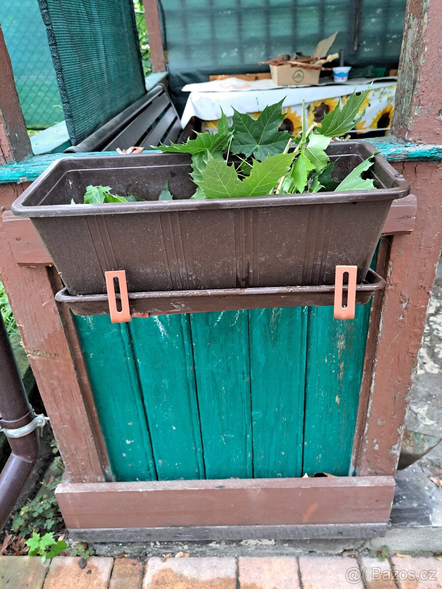Držák na truhlíky na zábradlí (stavitelný)