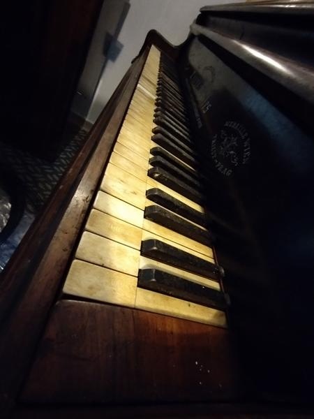 Klapkobřinkostroj / klavír typu vídeňské křídlo