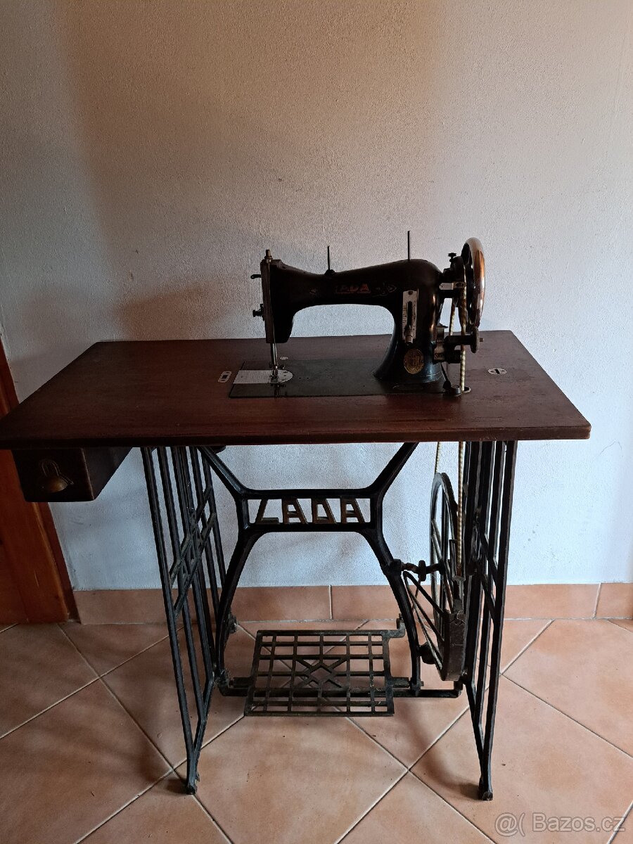 Šicí stroj Lada