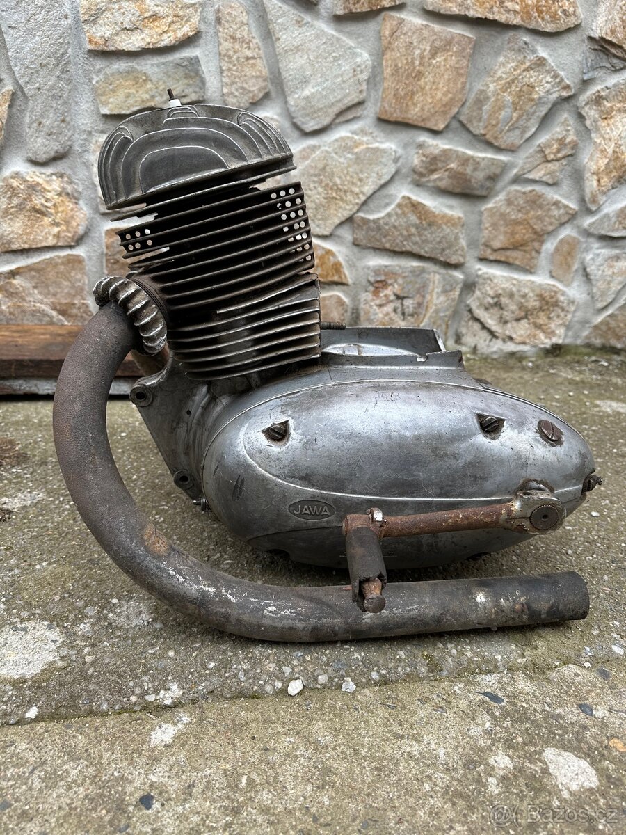 Motor Jawa 250 353 kývačka