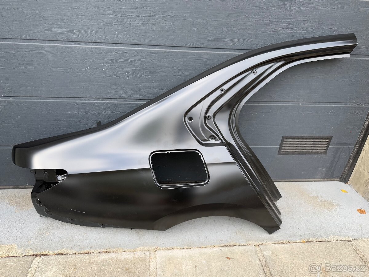 BMW G70 blatník zadní NOVÝ Originál