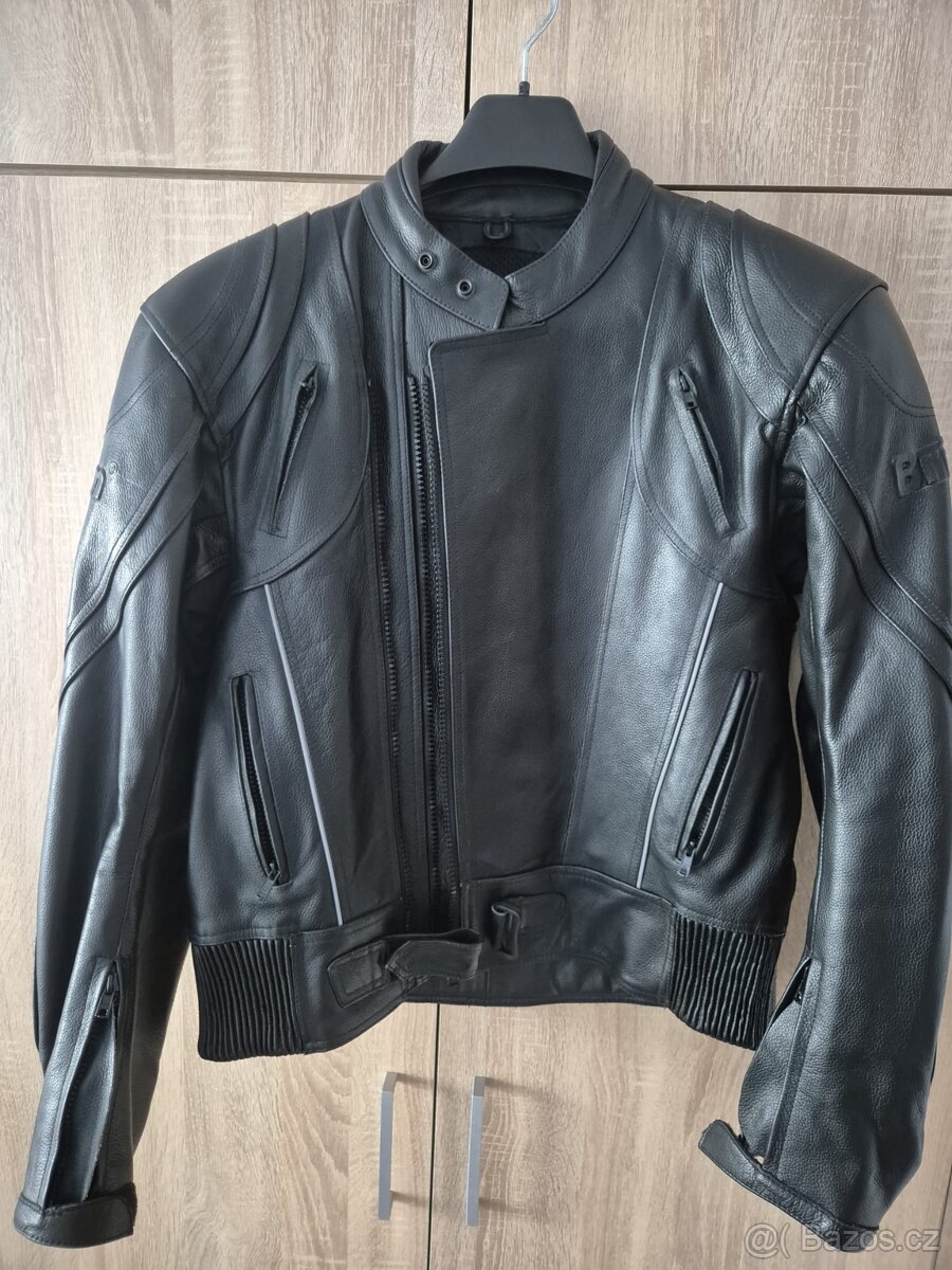 Kožená bunda na motorku a kevlarové rukavice