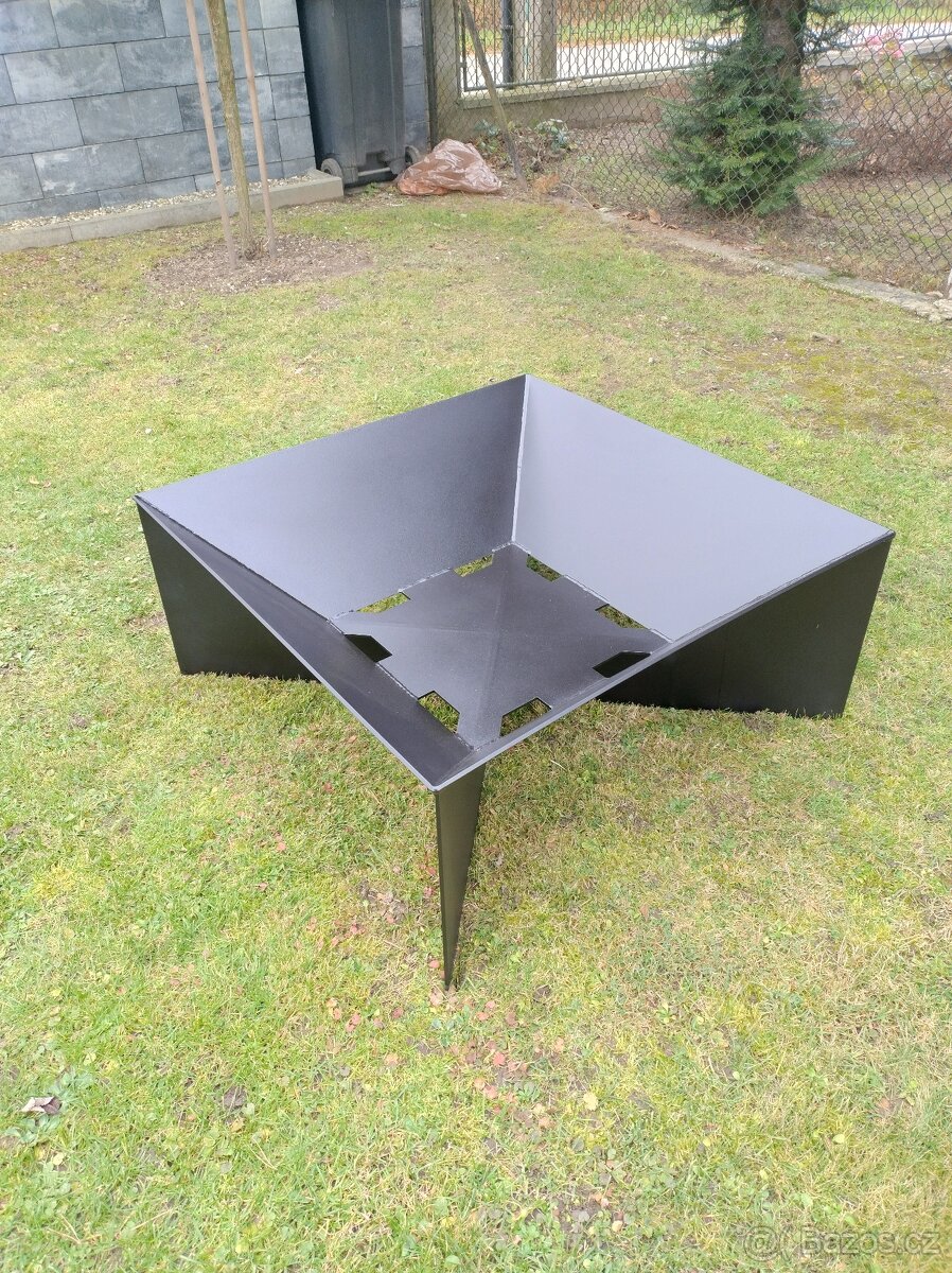 masivní zahradní krbový gril