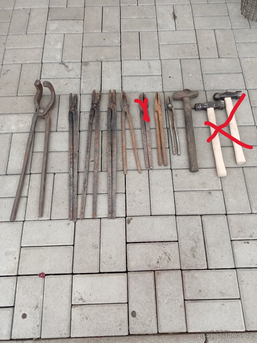Kovářské nářadí,kleště,kladivo.