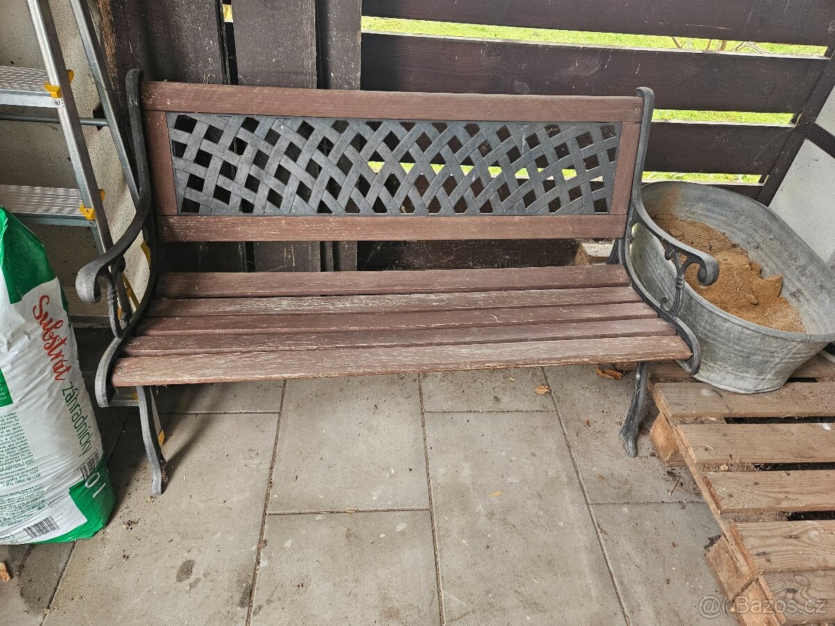 Zahradní lavička