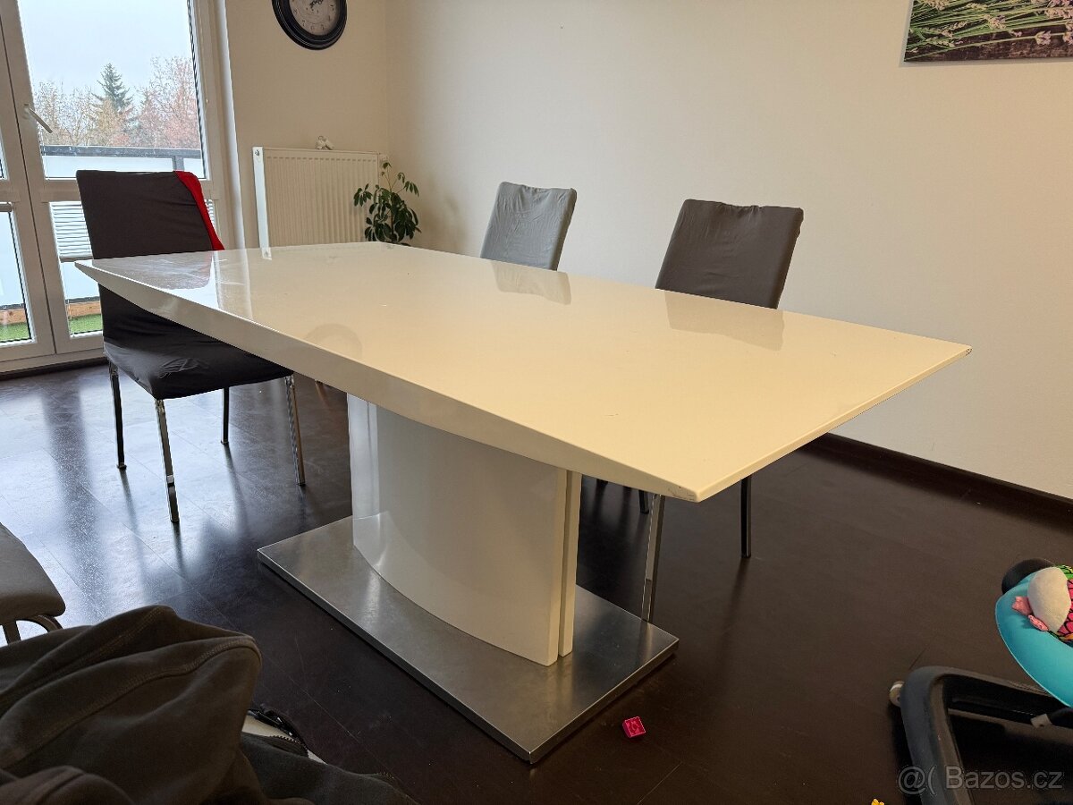 Jídelní stůl