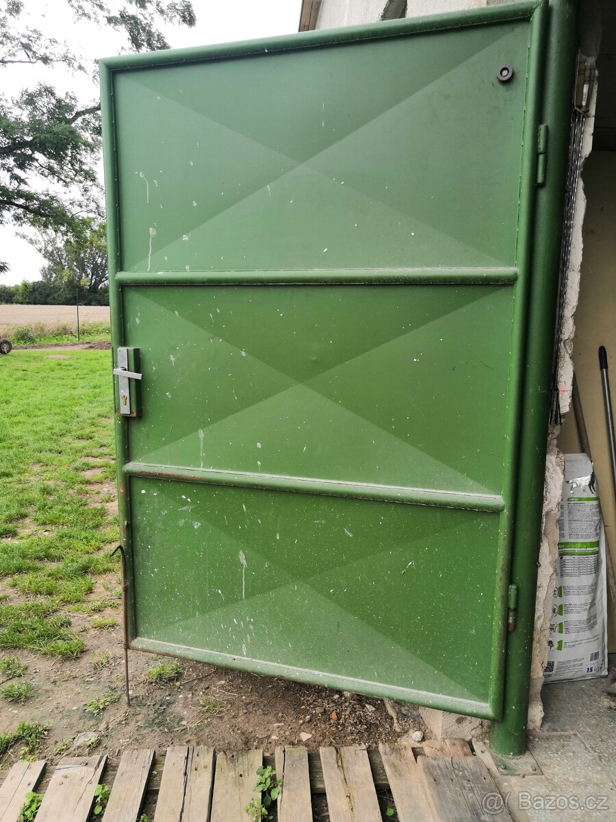 Dvoukřídlá železná vrata