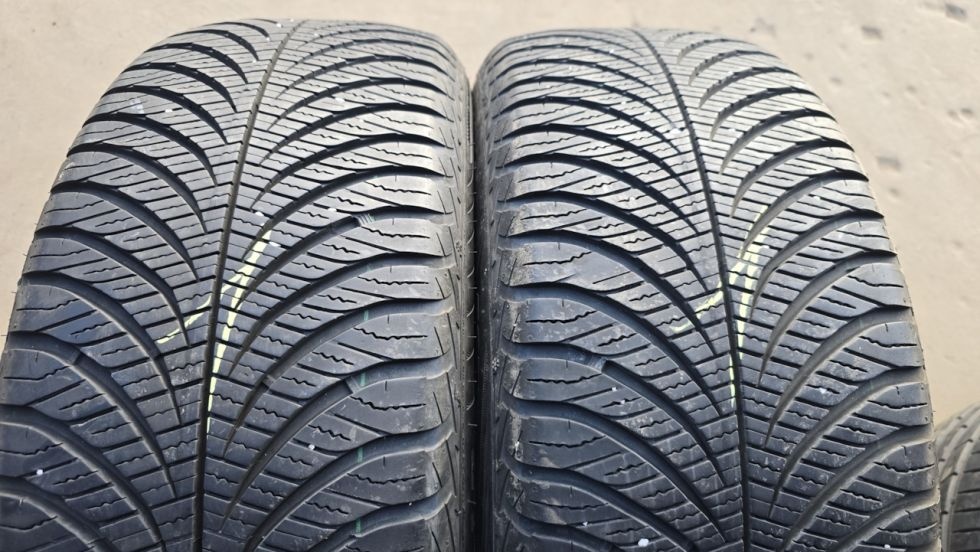 Celoroční pneu 215/55/17 Good Year