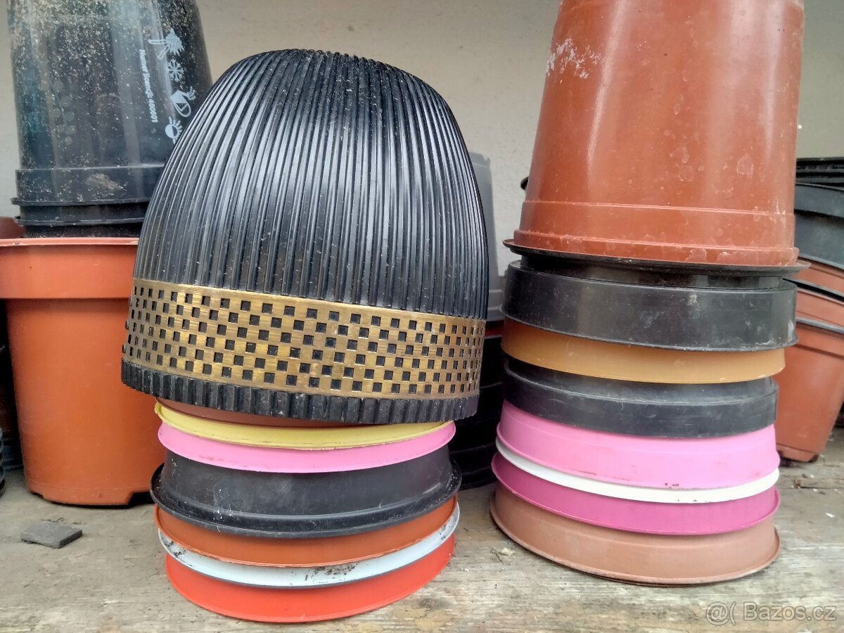 Plastové květináče