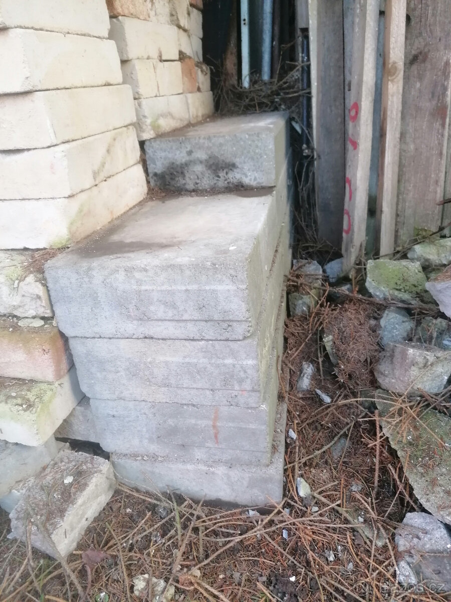 Betonový obrubník 1002510