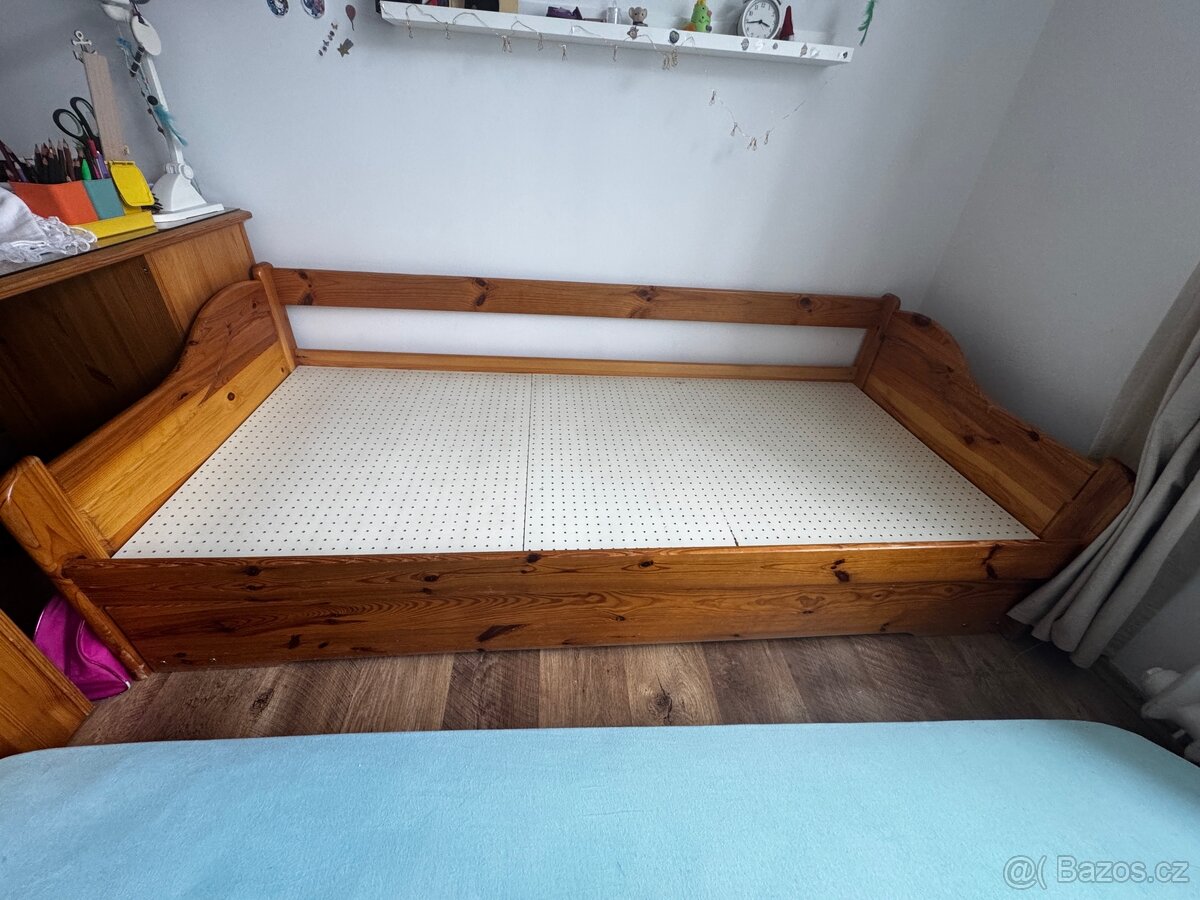 Postel a stůl