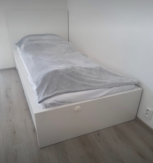 IKEA Malm 90x200 cm – postel + rošt + matrace – TOP stav
