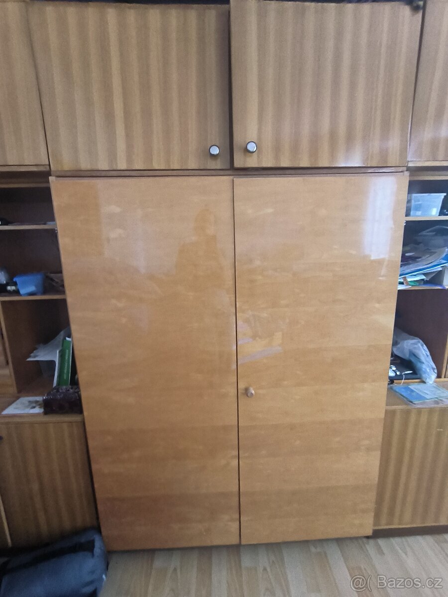 Velká kvalitní skříň i s nadstavcem