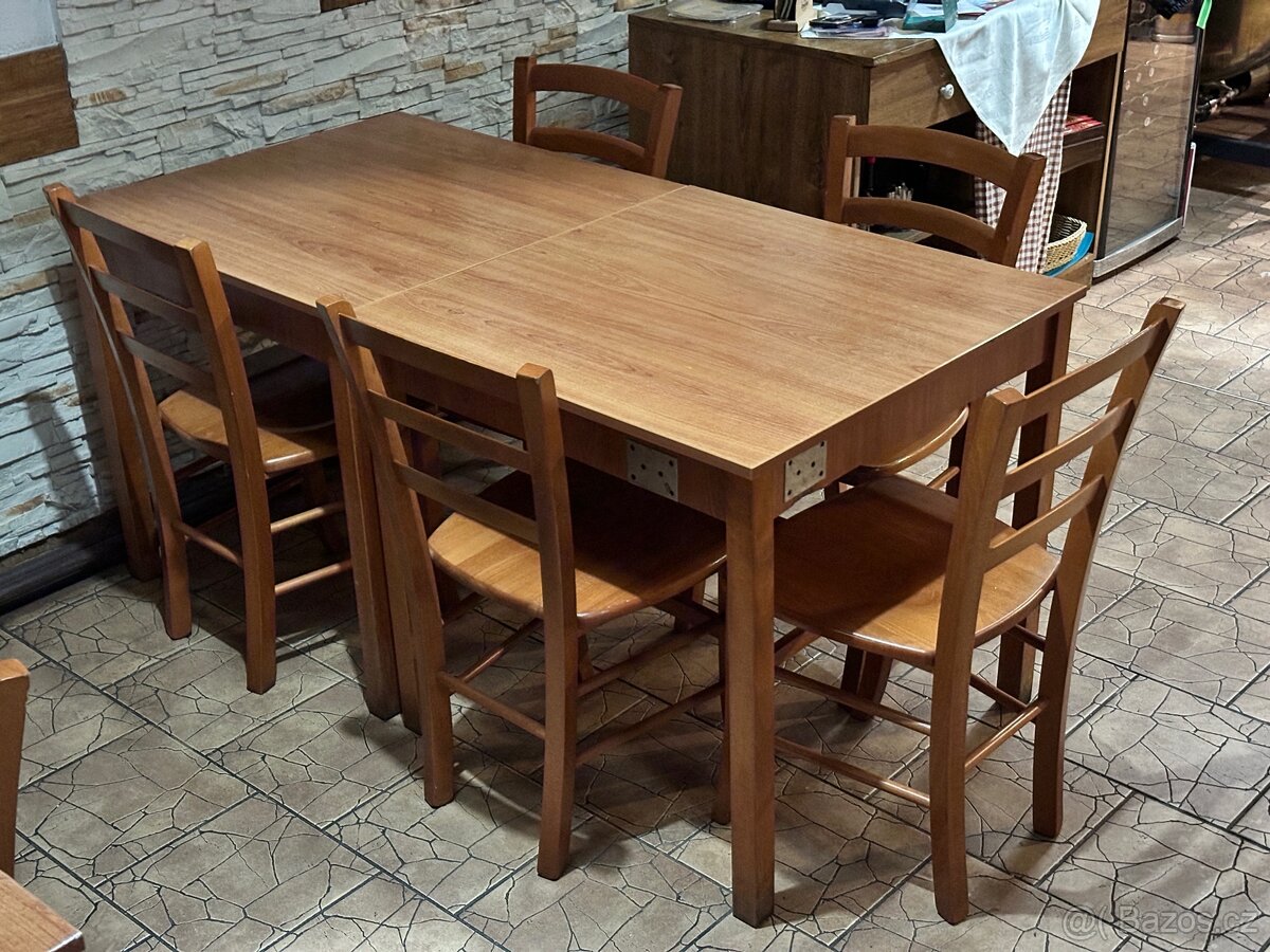 Stoly a židle