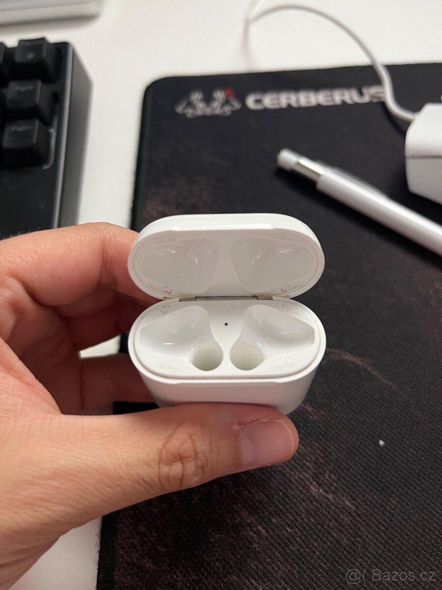 AirPods 1. generace - KRABIČKA