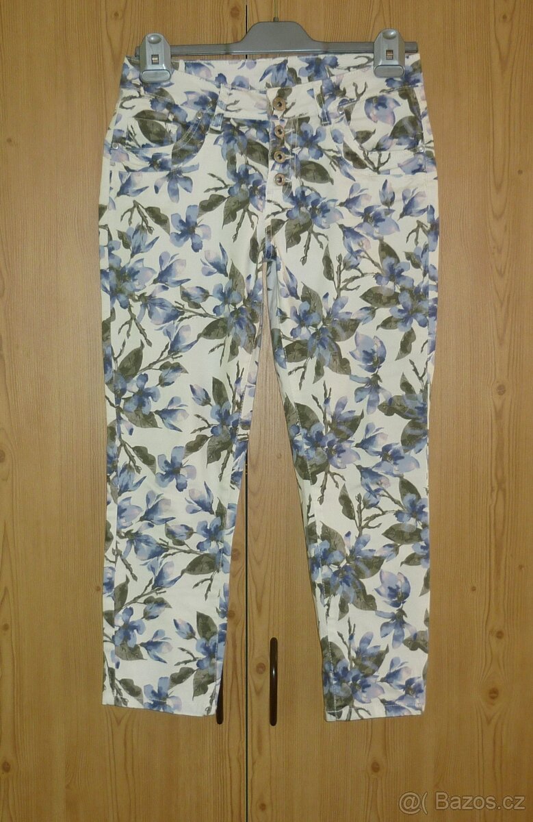 Světlé květované dámské 7/8 kalhoty Takko Fashion