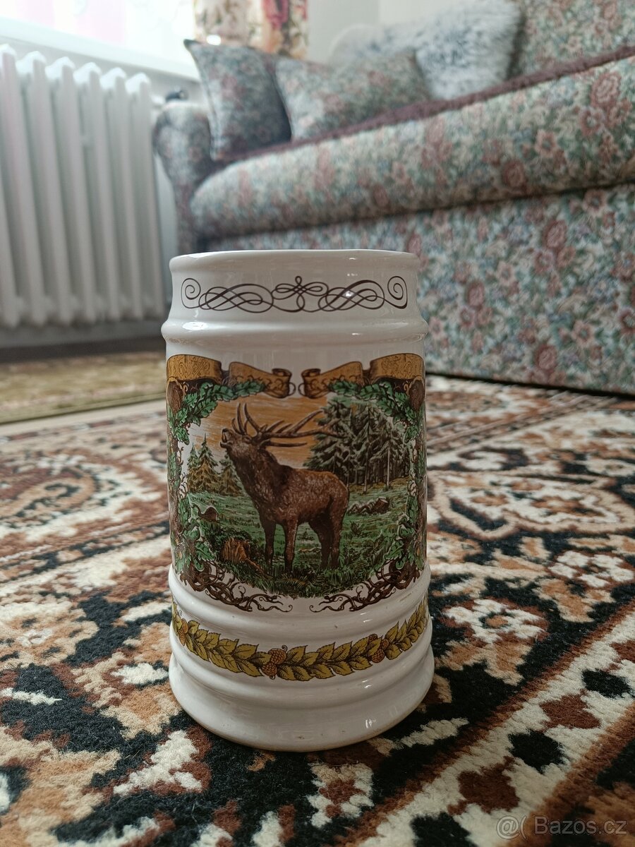 Pivní korbel s jelenem