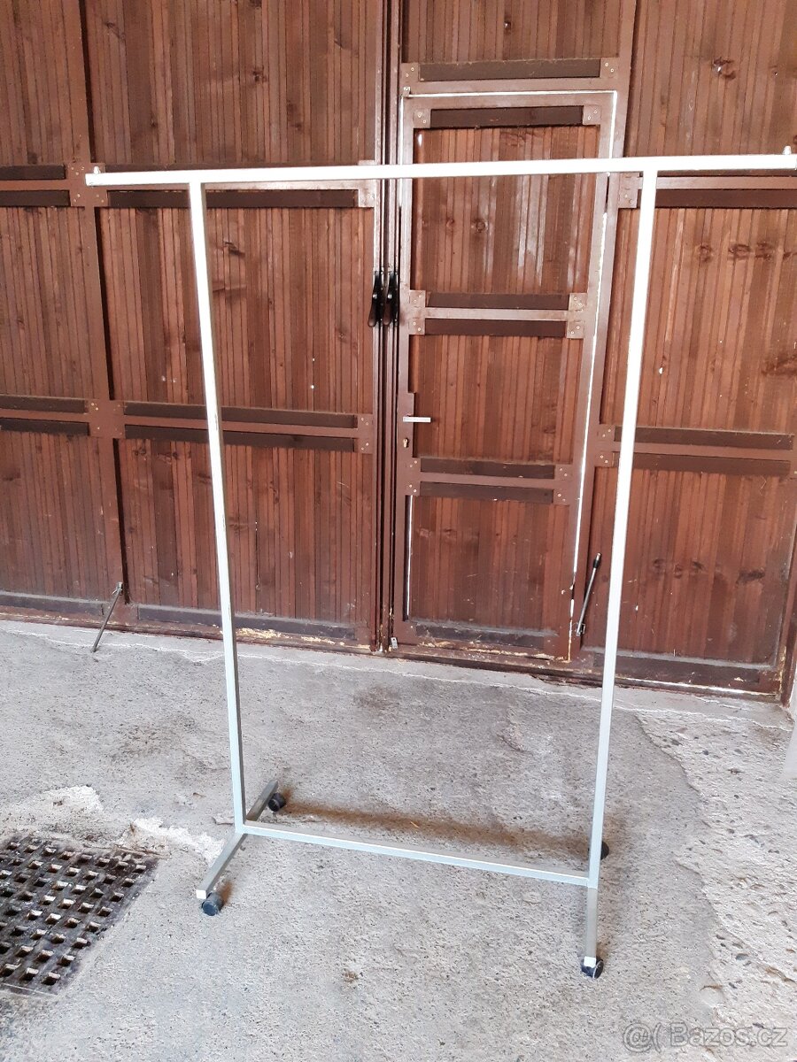 stojan na oděvy pojízdný