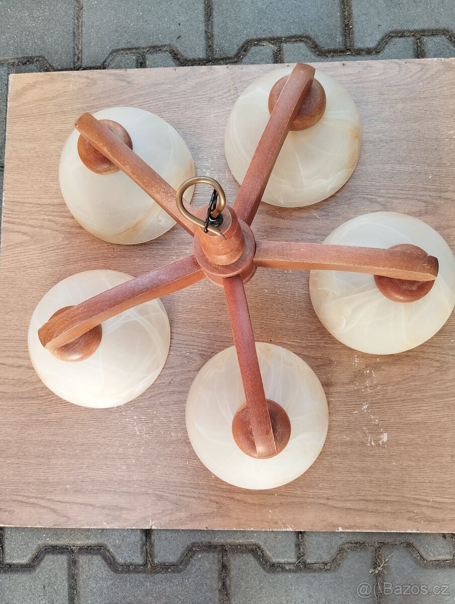 Dřevěný pětiramenný lustr