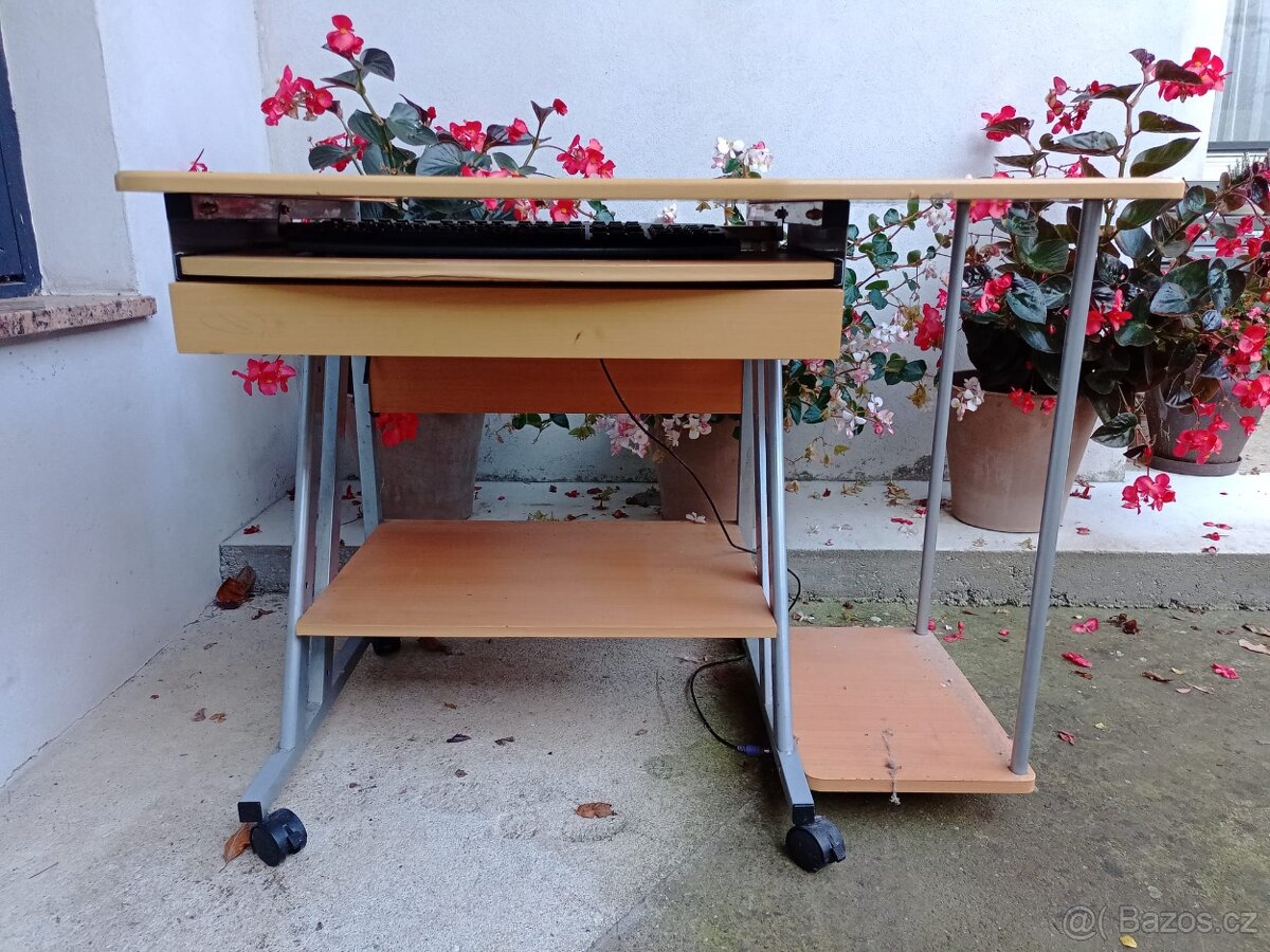 stolek pod počítač