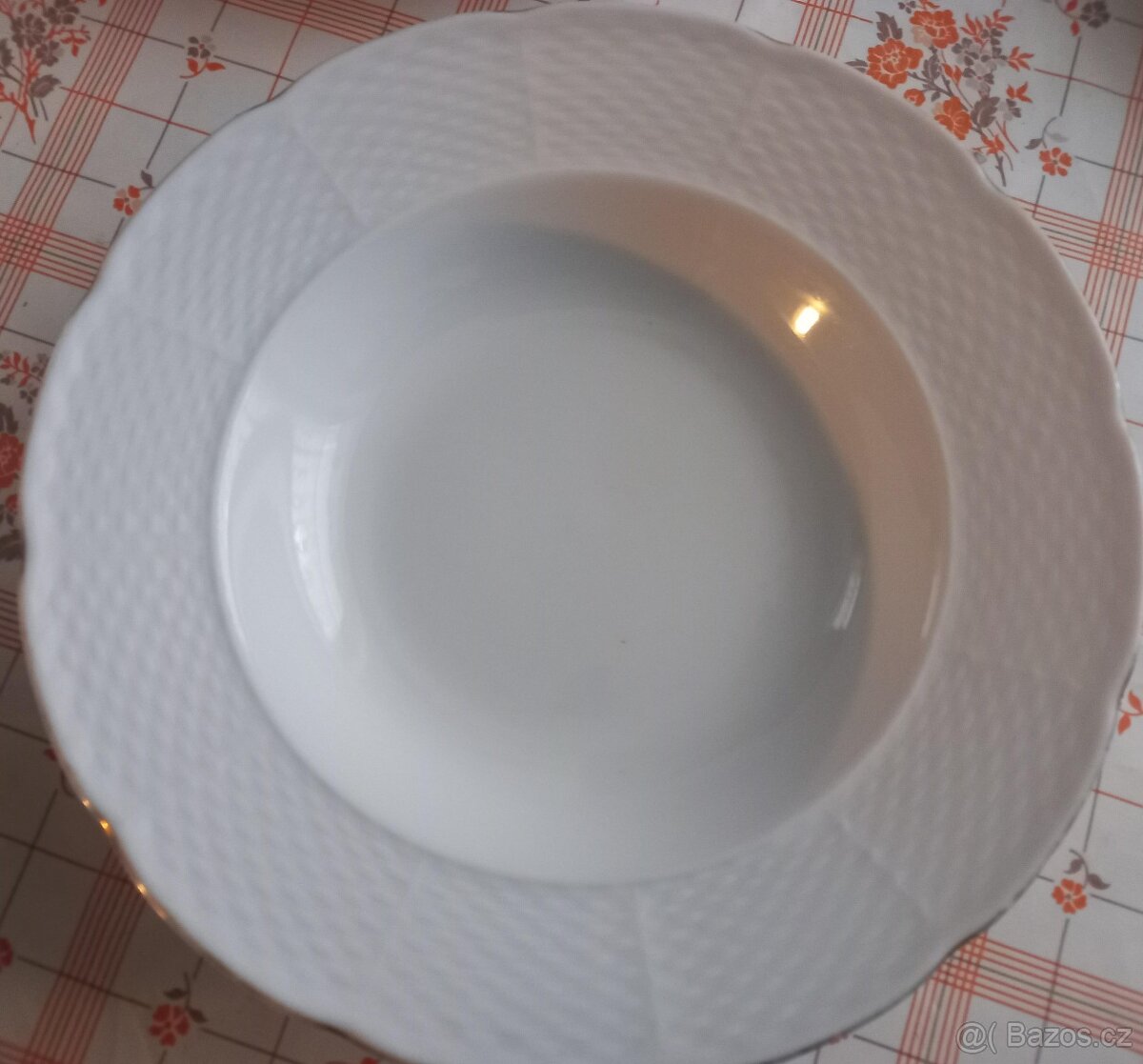 Bílé polévkové talíře