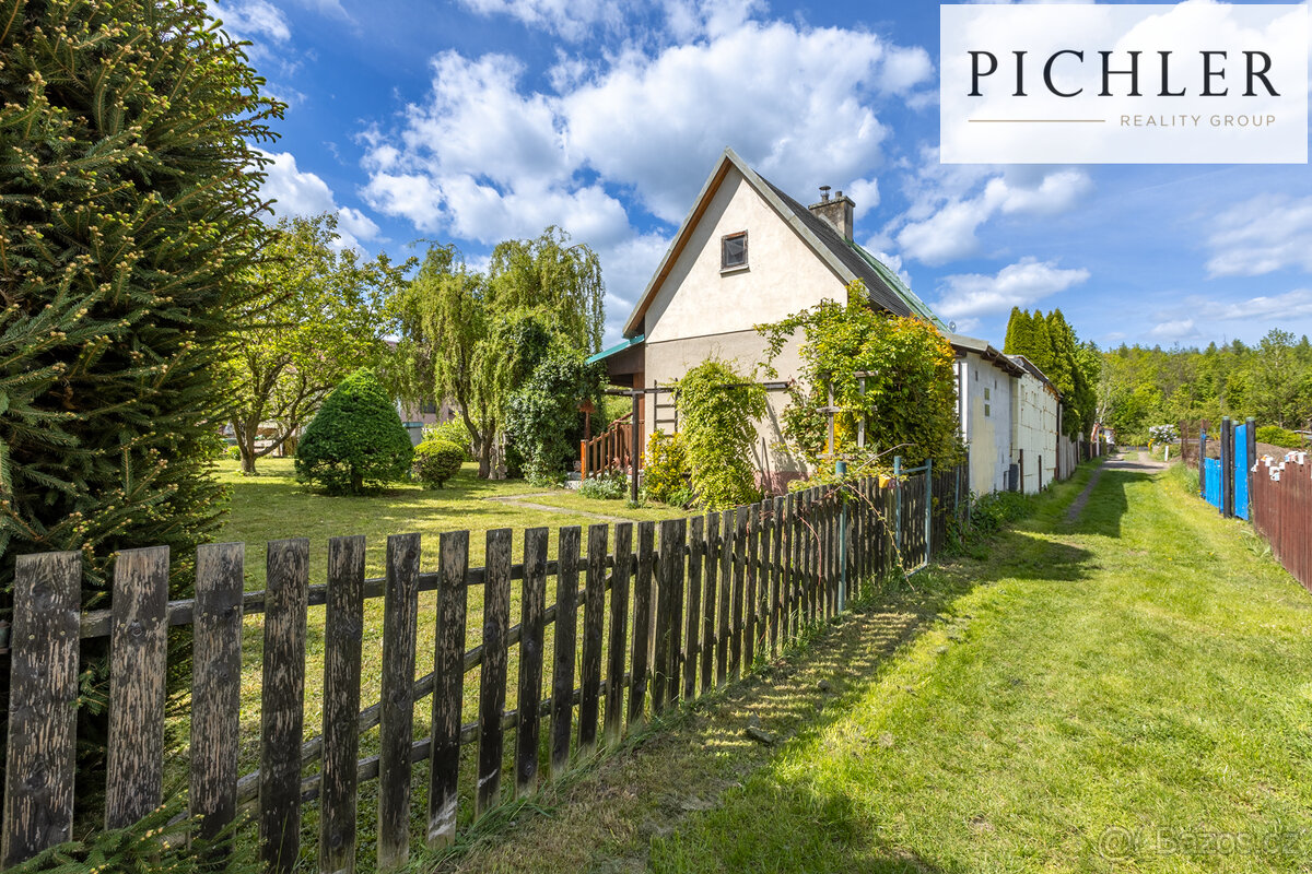 Prodej zahrady 368 m2 s patrovou zděnou chatou, Malé Březno