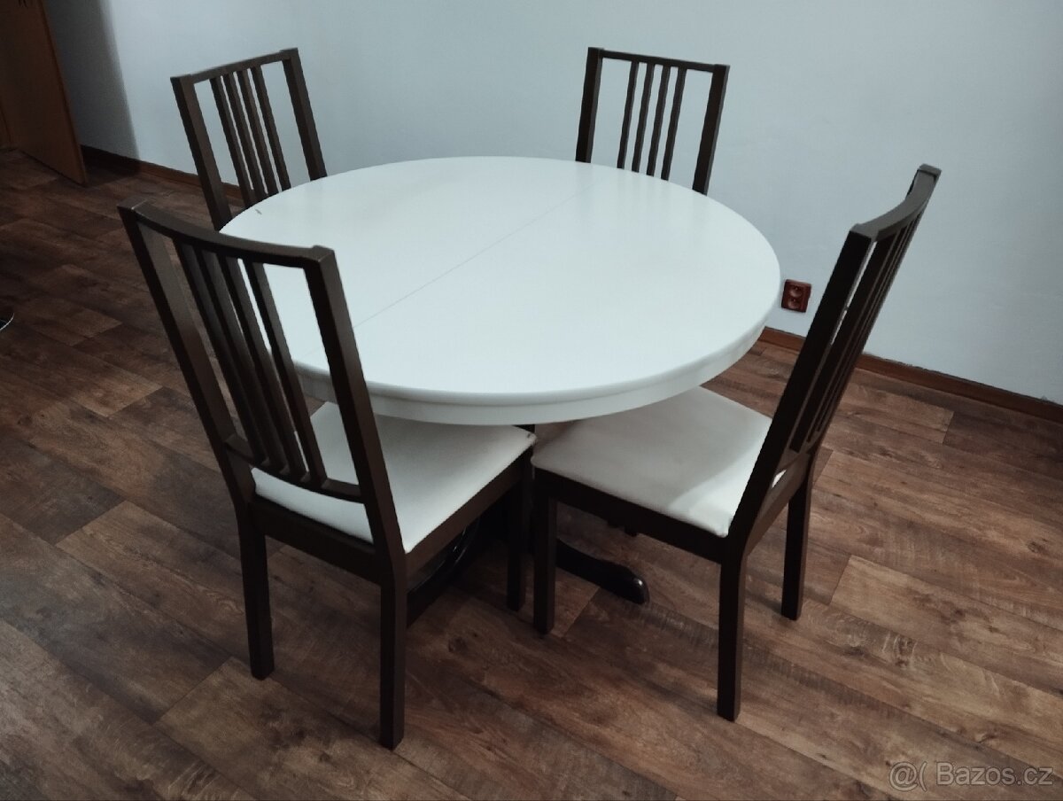Rozkládací kulatý stůl se židlemi