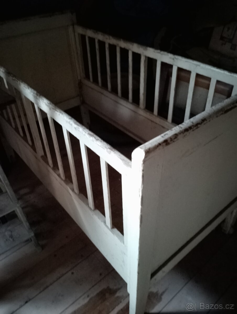 Stará dětská postýlka