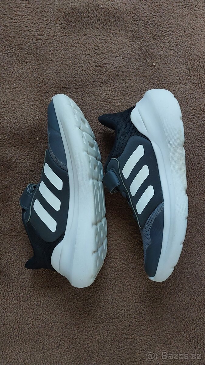 Jak nové krásné dětské Boty Adidas 32