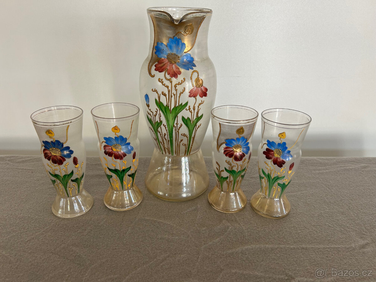 Slkeněný secesní džbán se sklenicemi.