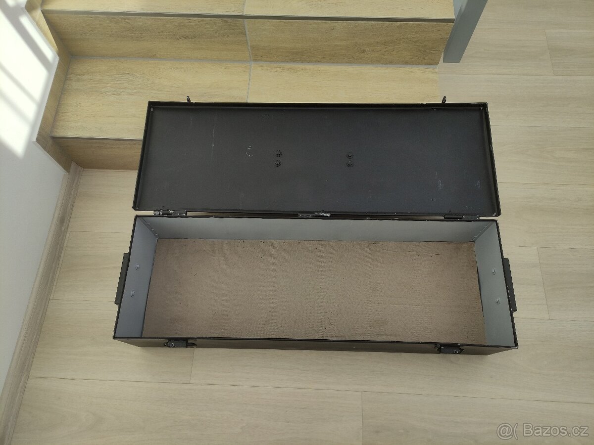 Uzamykatelná bedna např. na zbraně