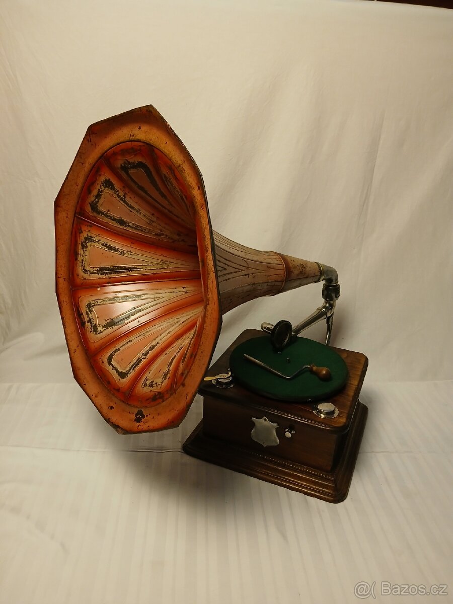 Starožitný troubový gramofon