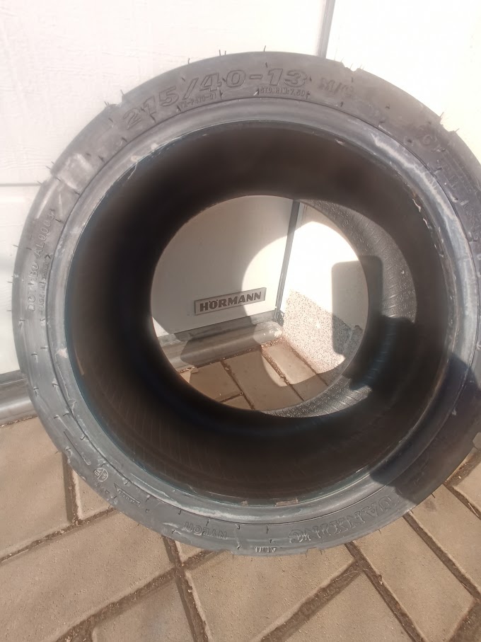 Pneu 215x40x13