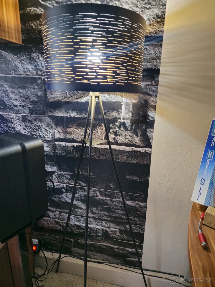 Stojací lampa a lustr