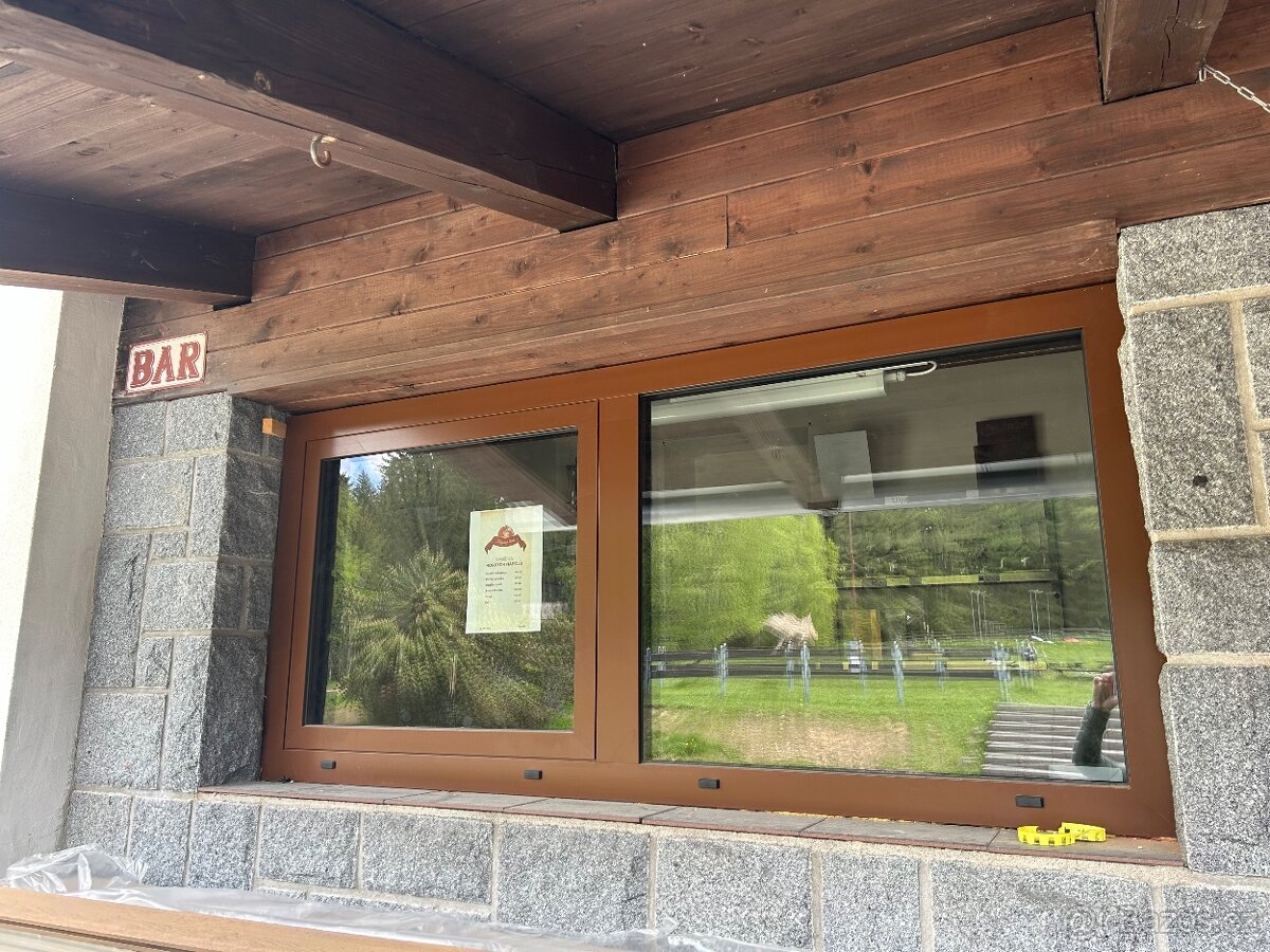 Masivní dřevěné vyklápěcí okno