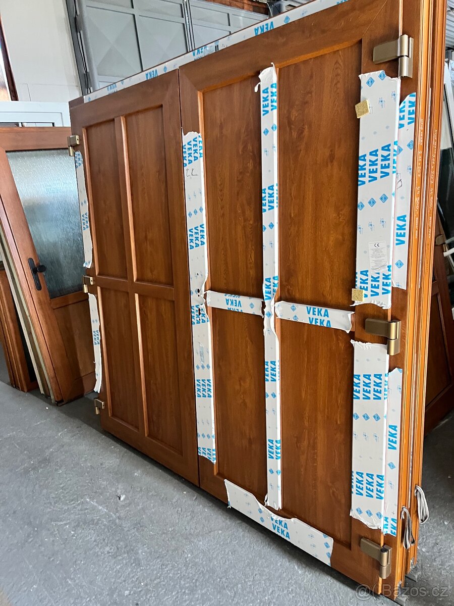 NOVÉ PVC DVOUKŘÍDLÉ DVEŘE-VRATA VEKRA 211x207-PLZEŇ
