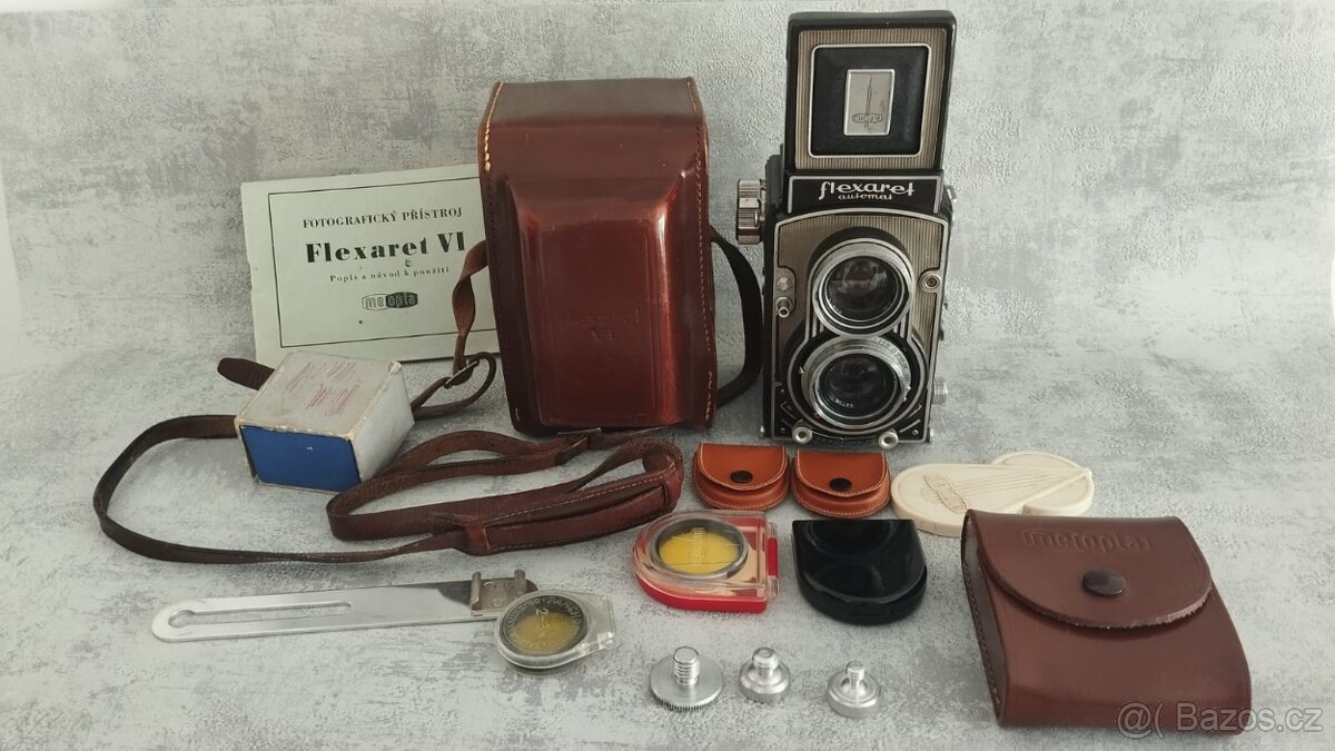 Starý fotoaparat Flexaret s příslušenstvím