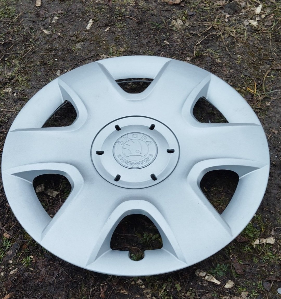 Poklice Škoda Fabia 2. 15" Jeden kus Nová