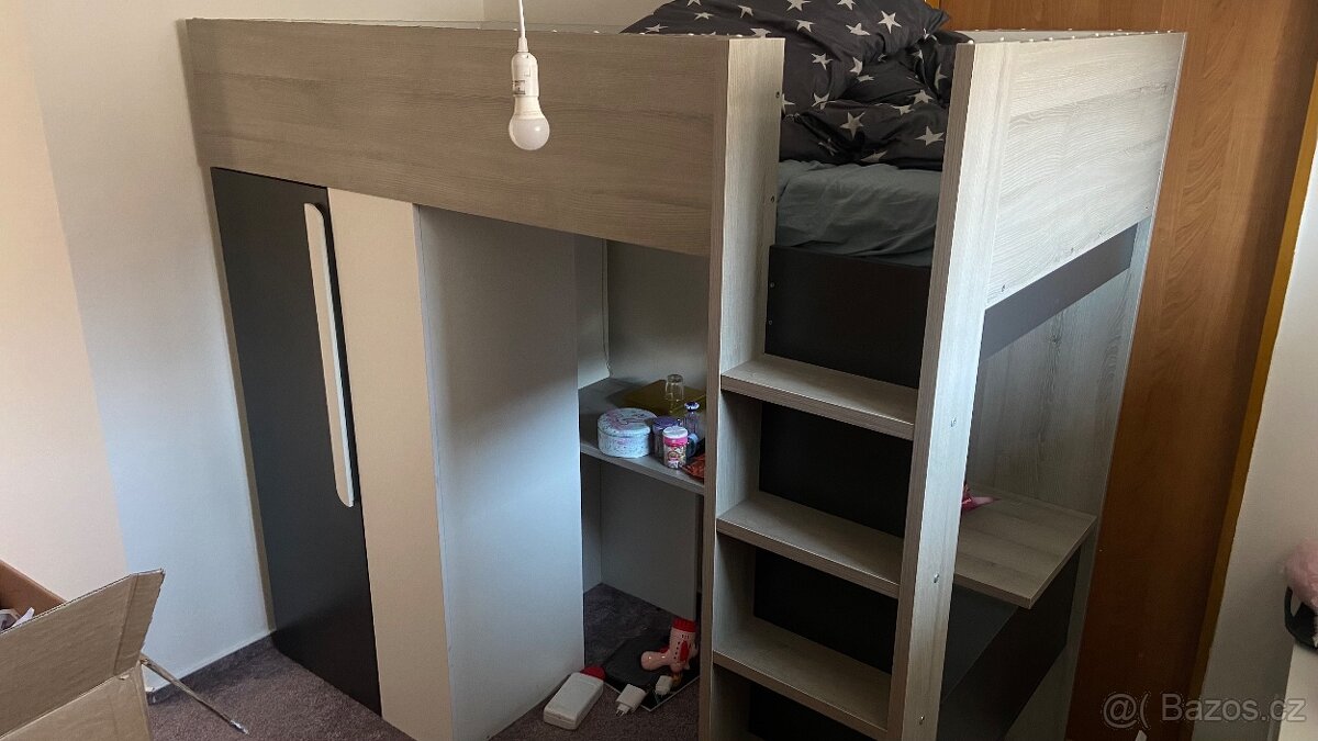 Patrová postel se stolem a skříní
