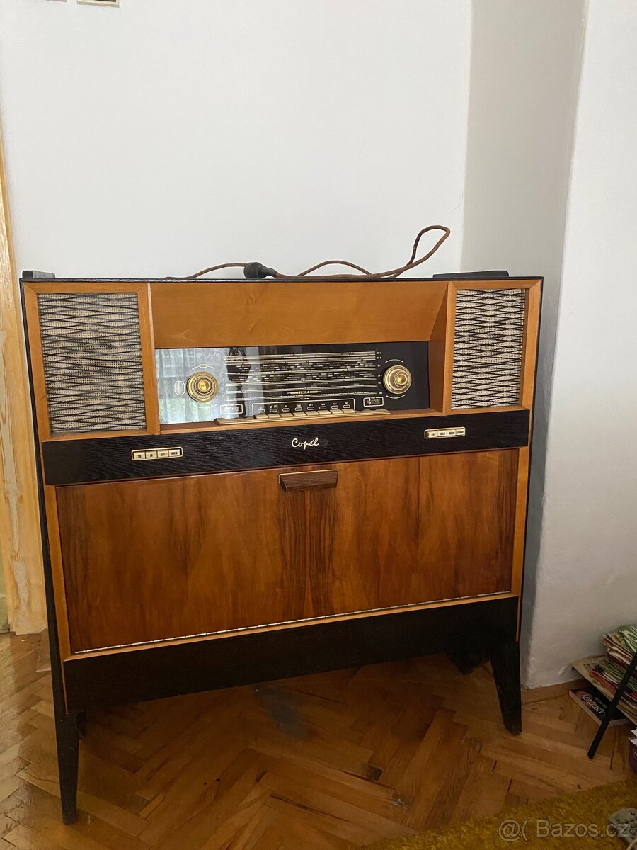 Starožitné rádio s gramofonem Tesla Copélia