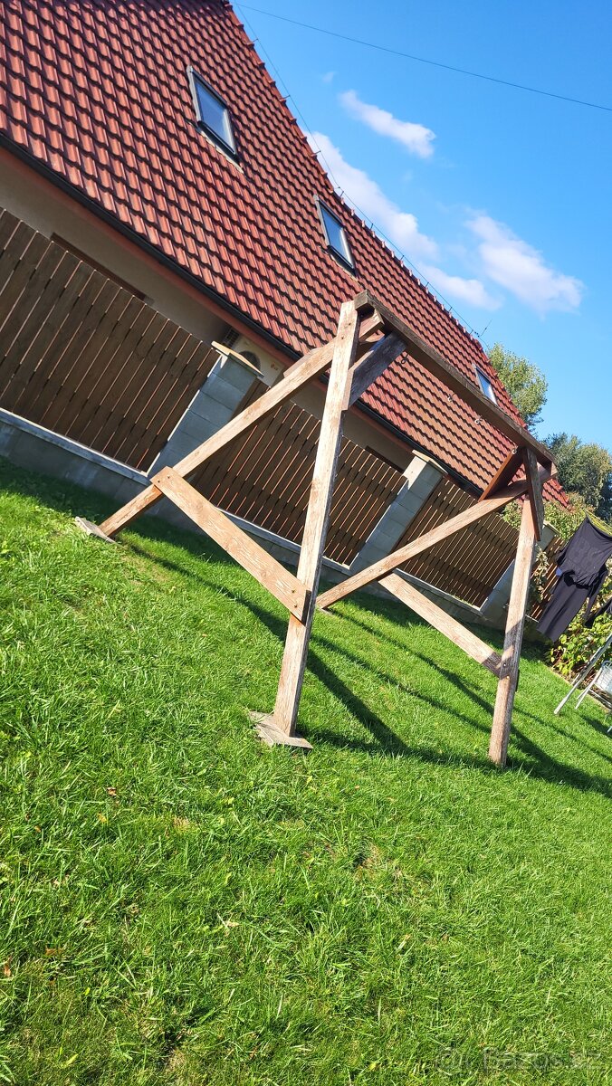 konstrukce na houpačku včetně houpačky