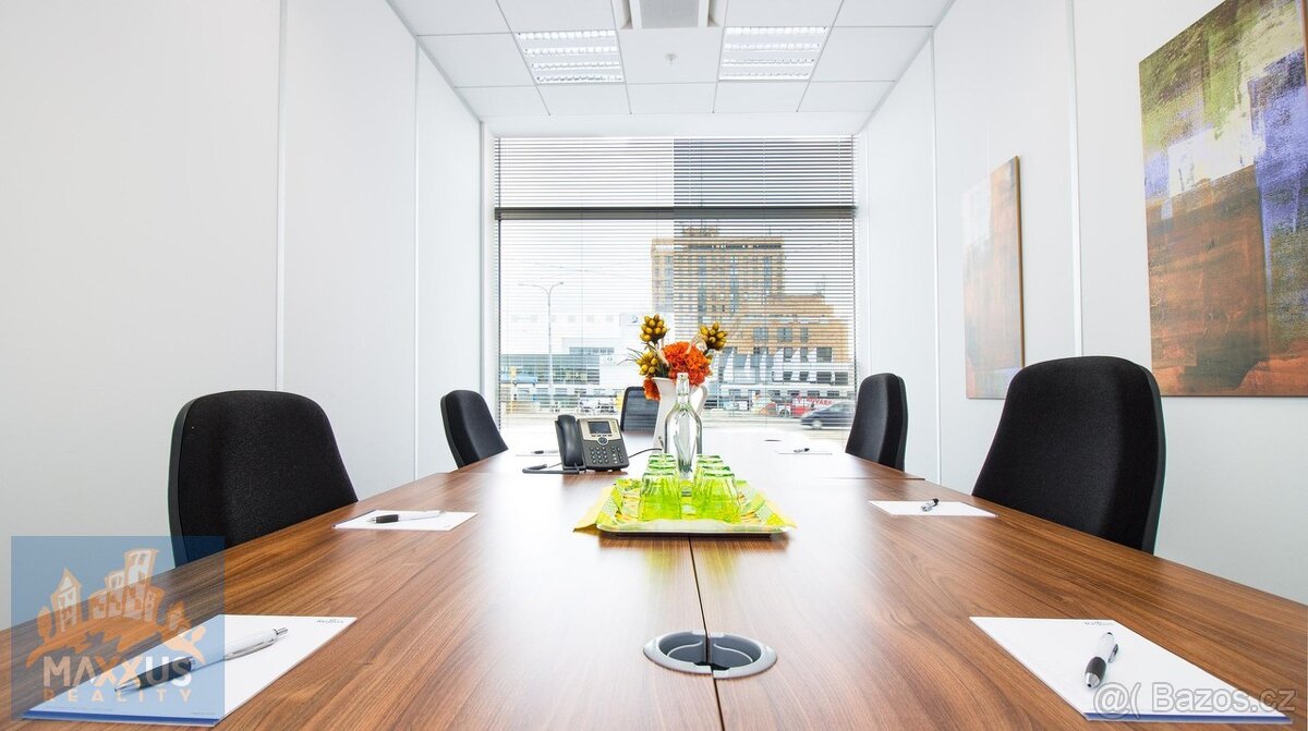 Pronájem kancelářského prostoru pro 2 osoby (11 m2) v busine