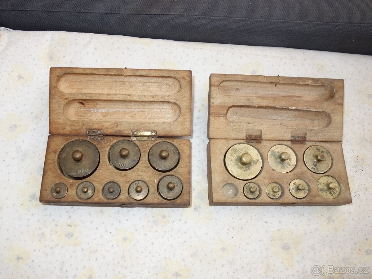 Dvě sady starých mosazných závažíček v krabičkách