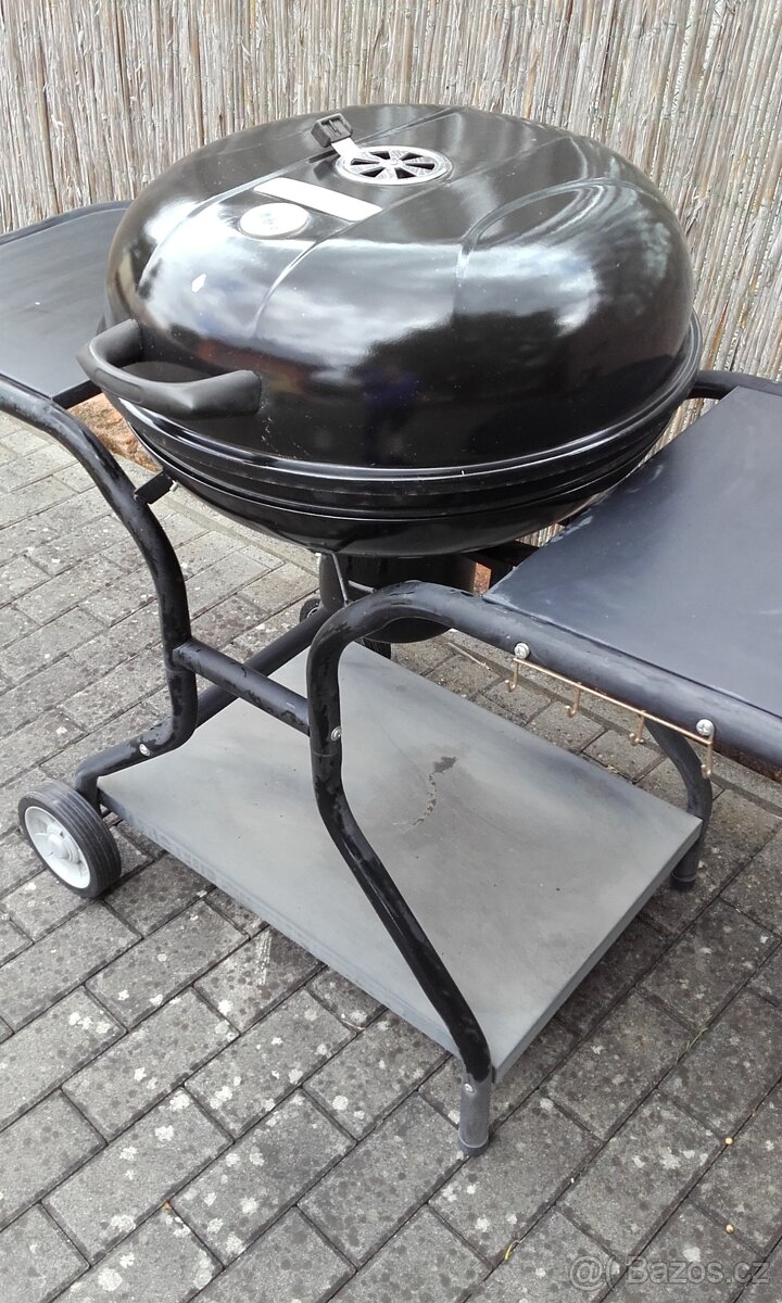 Gril na dřevěné uhlí