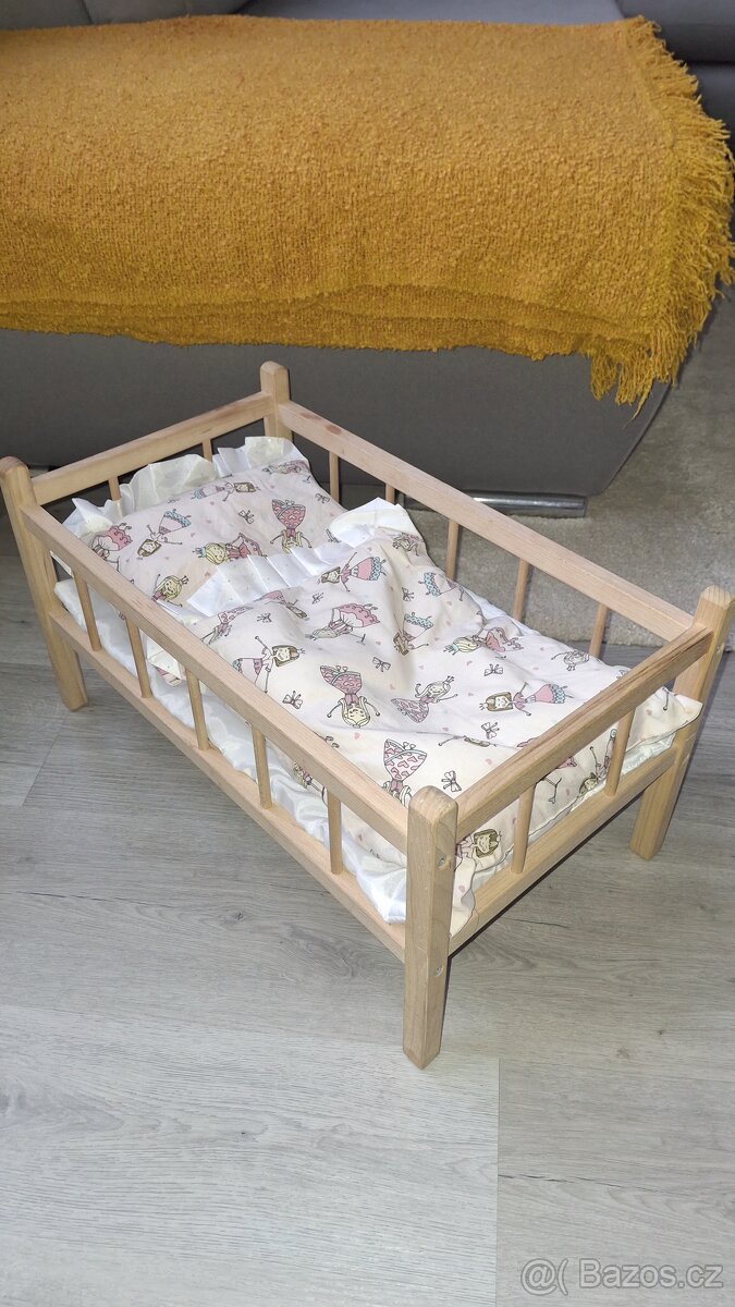 Postýlka pro panenky s peřinkami